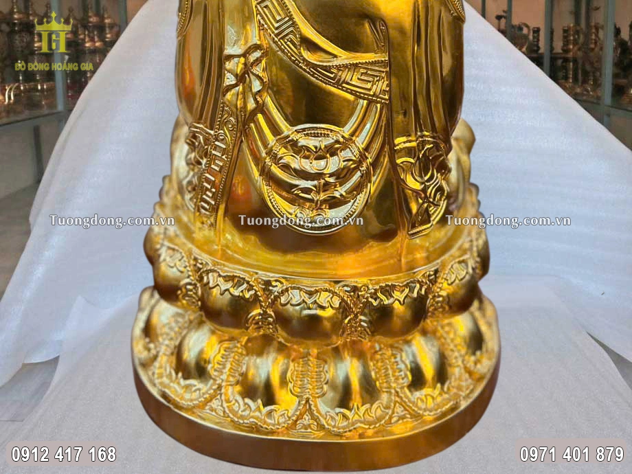 Toàn bộ bề mặt được thếp vàng 9999 sang trọng